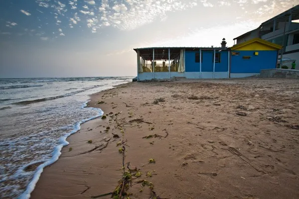 Stabilimento balneare colorato sulla spiaggia al tramonto