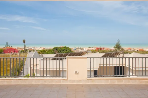Terrazza panoramica con ringhiera e vista sul mare e sulle case