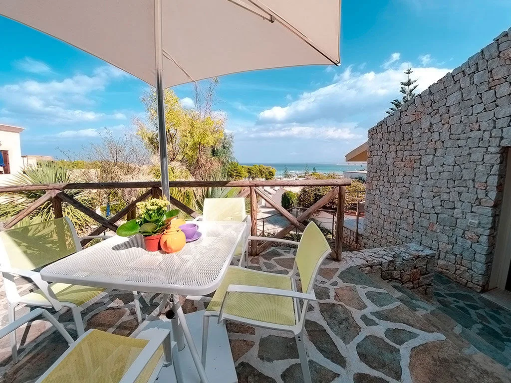 Terrazza con tavolo, ombrellone e vista sul mare