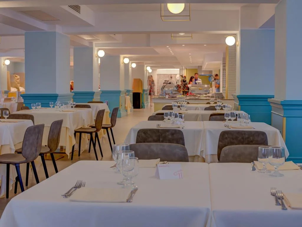 Sala ristorante con buffet e colonne azzurre