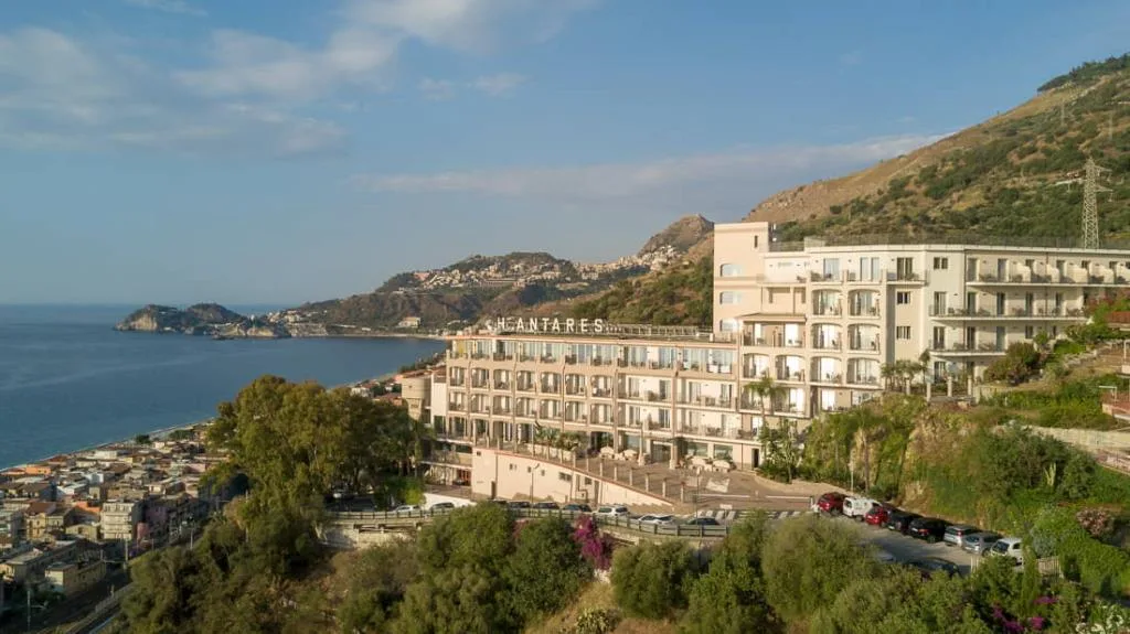 Veduta aerea dell'hotel Antares sulla costa con mare e colline
