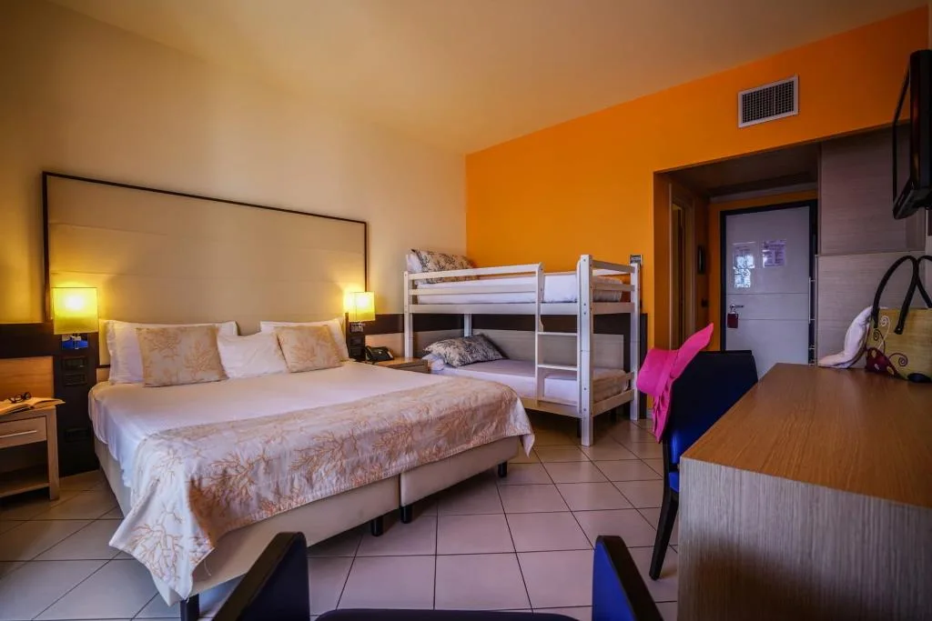 Camera familiare con letto matrimoniale e letto a castello, parete arancione