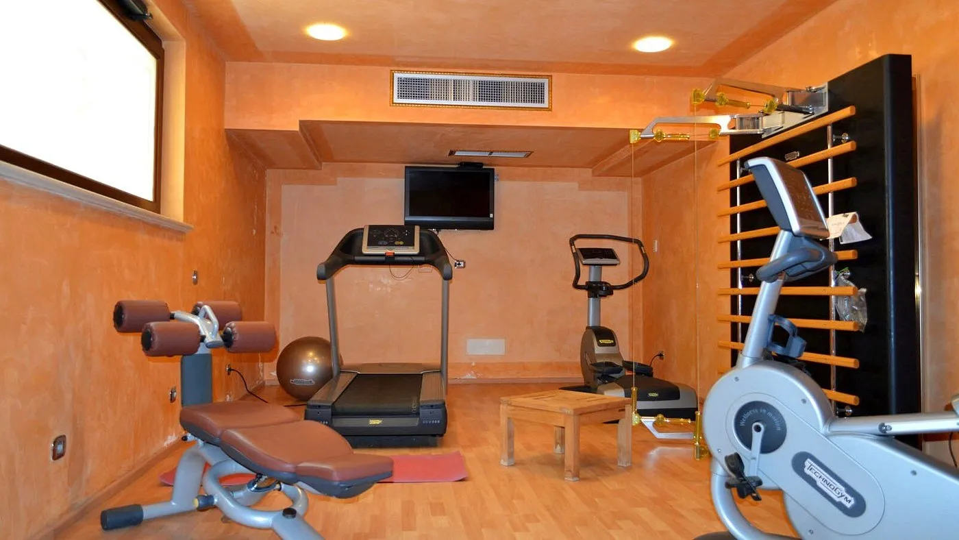 Palestra dell'hotel con tapis roulant, cyclette e attrezzi per il fitness