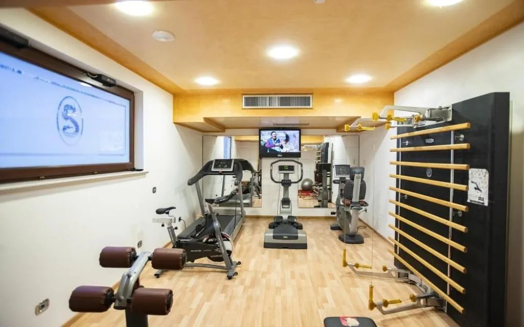 Palestra attrezzata con tapis roulant, cyclette e macchinari per il fitness
