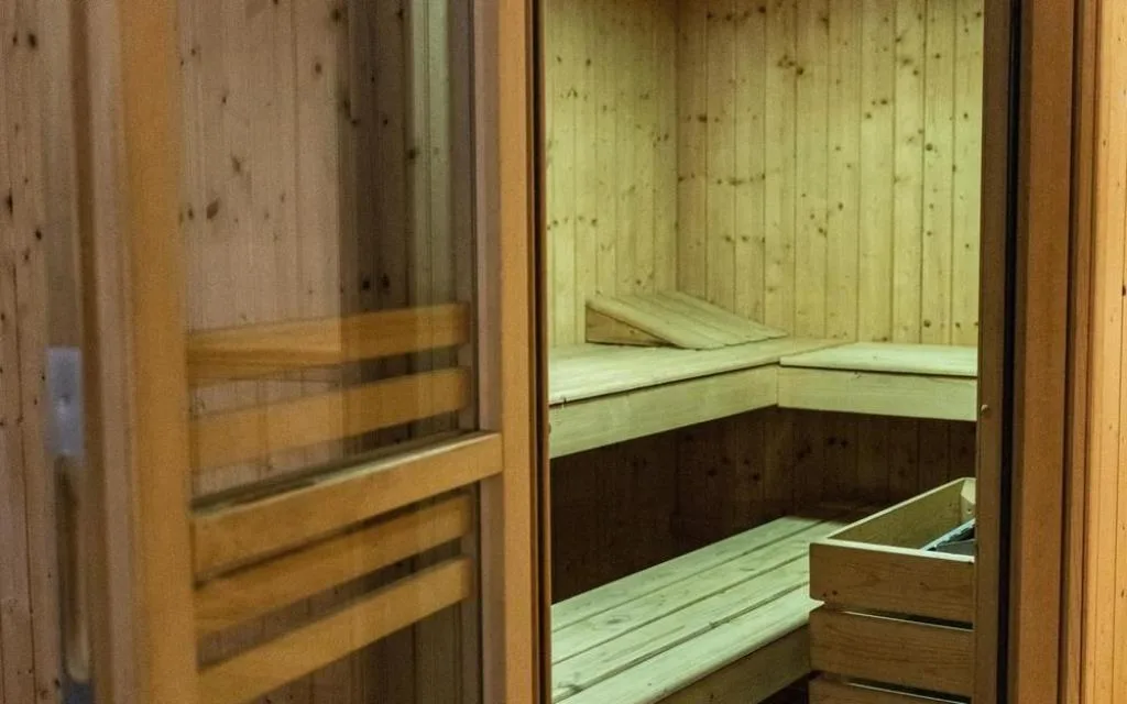 Sauna finlandese in legno con panche a più livelli