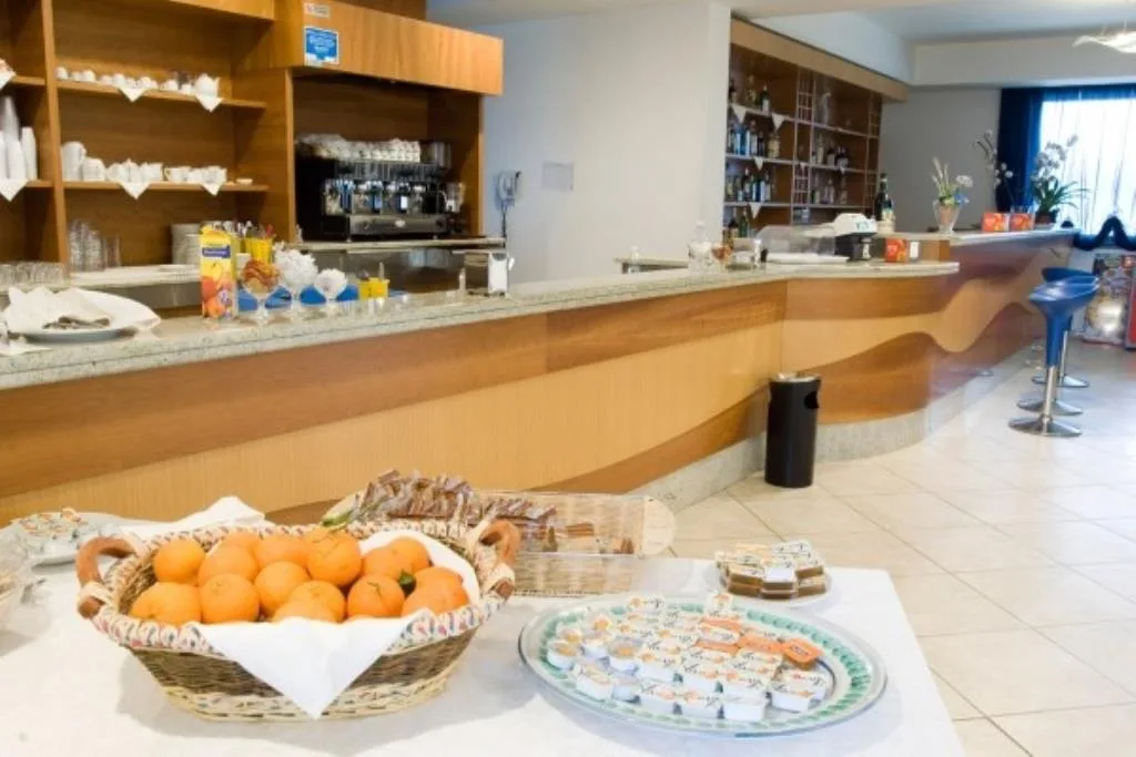 Bancone bar con buffet di frutta fresca e dolci