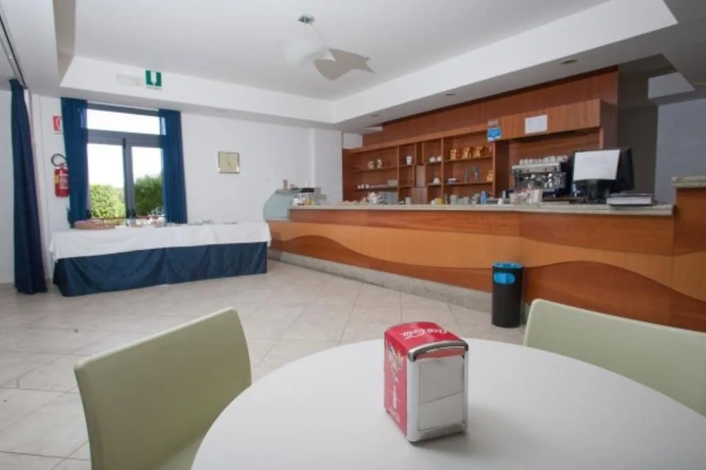 Area bar e colazione con bancone in legno e tavoli