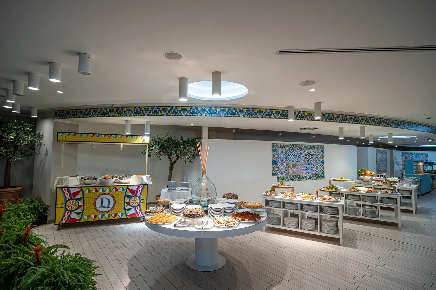 Sala buffet con dolci, antipasti e decori in stile siciliano