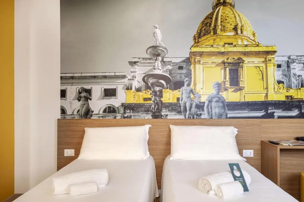 Camera con due letti singoli e decorazione murale della fontana Pretoria
