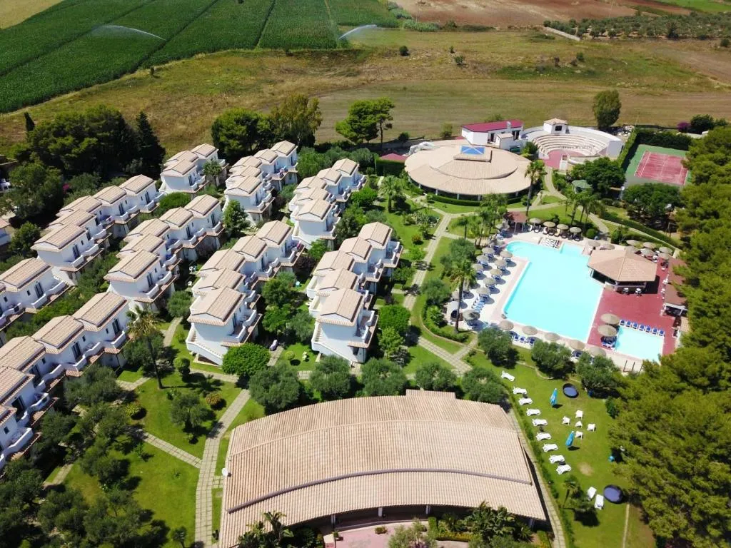 Vista aerea del villaggio con villette, piscina, anfiteatro e giardini