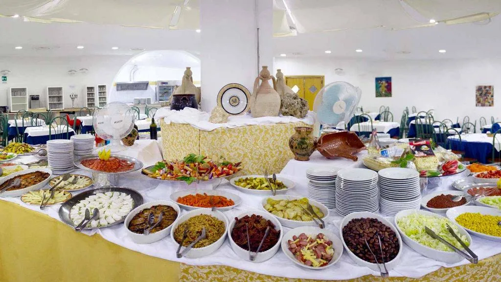 Buffet ricco di piatti, antipasti e contorni nella sala ristorante