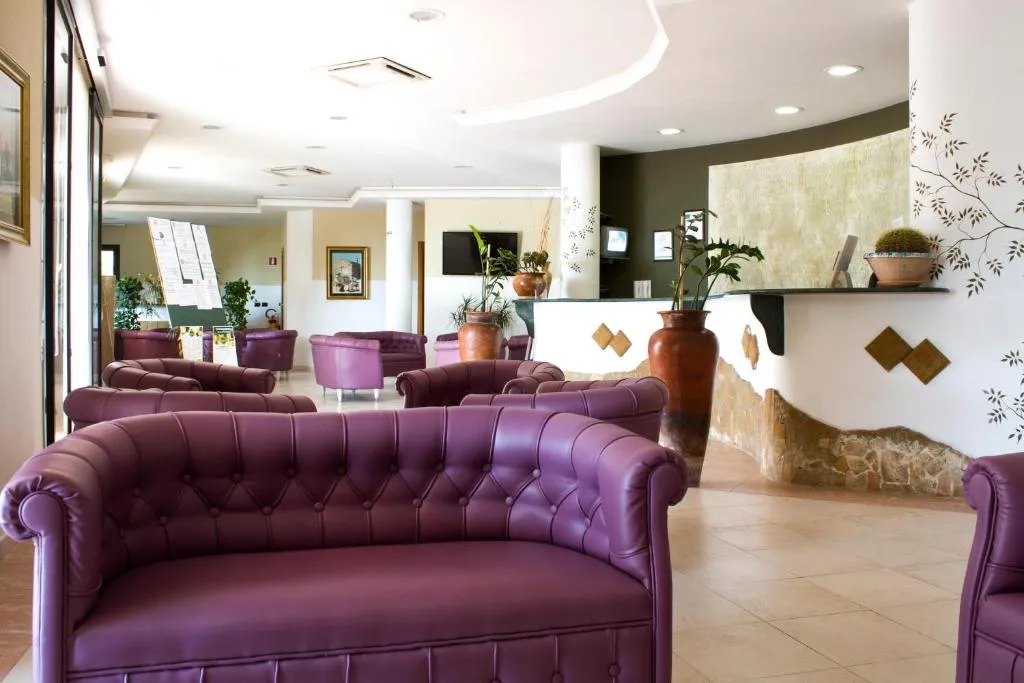 Hall con divani in pelle viola, reception e decorazioni in stile mediterraneo