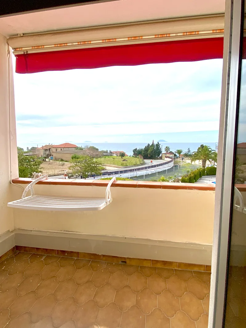 Balcone con stendibiancheria e vista sul mare e sul paesaggio circostante