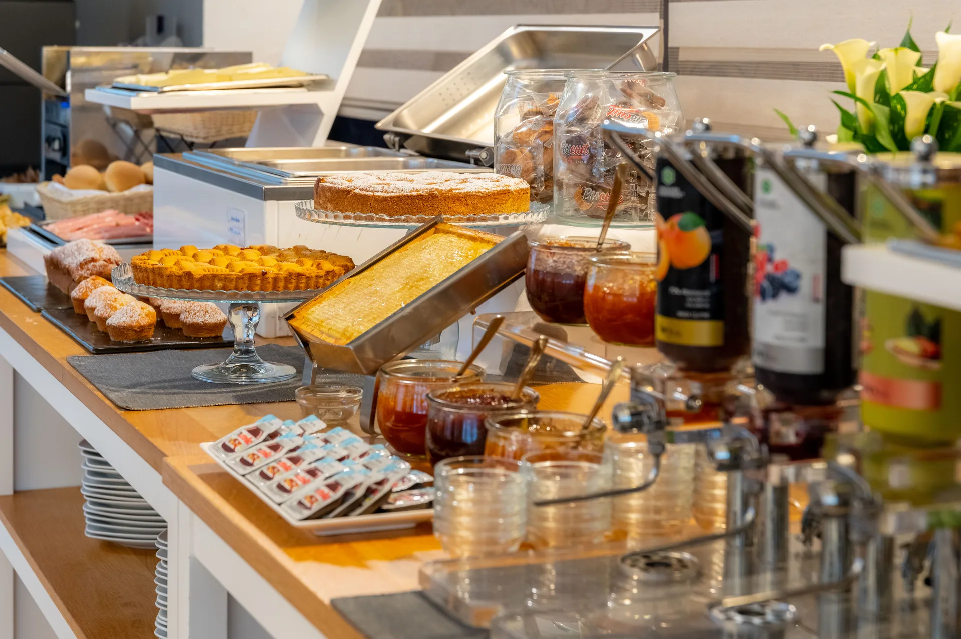 Buffet colazione con crostate, dolci fatti in casa e marmellate assortite