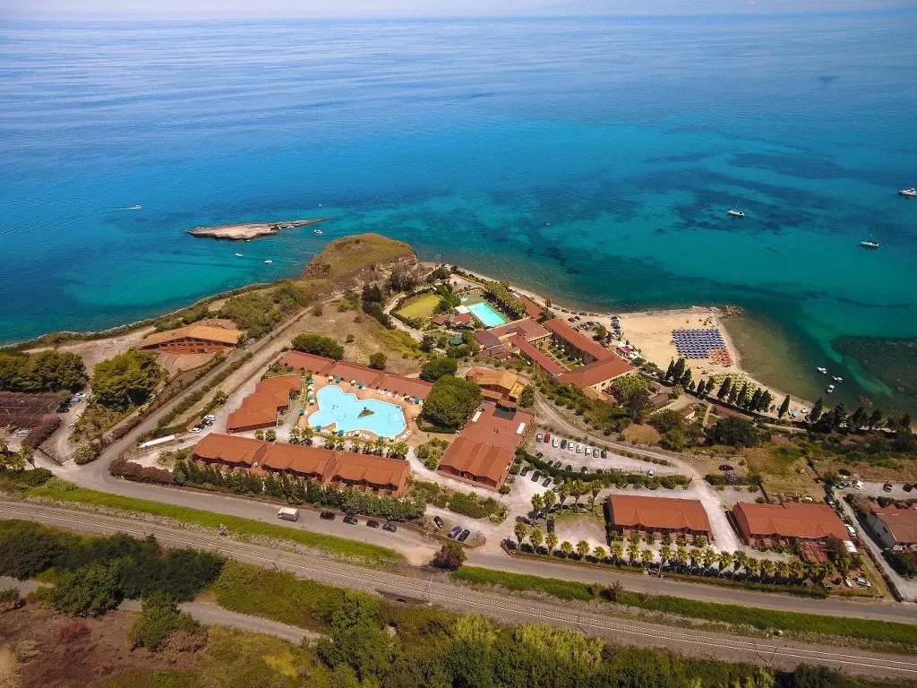 Veduta aerea del complesso turistico con piscine e spiaggia sul mare turchese