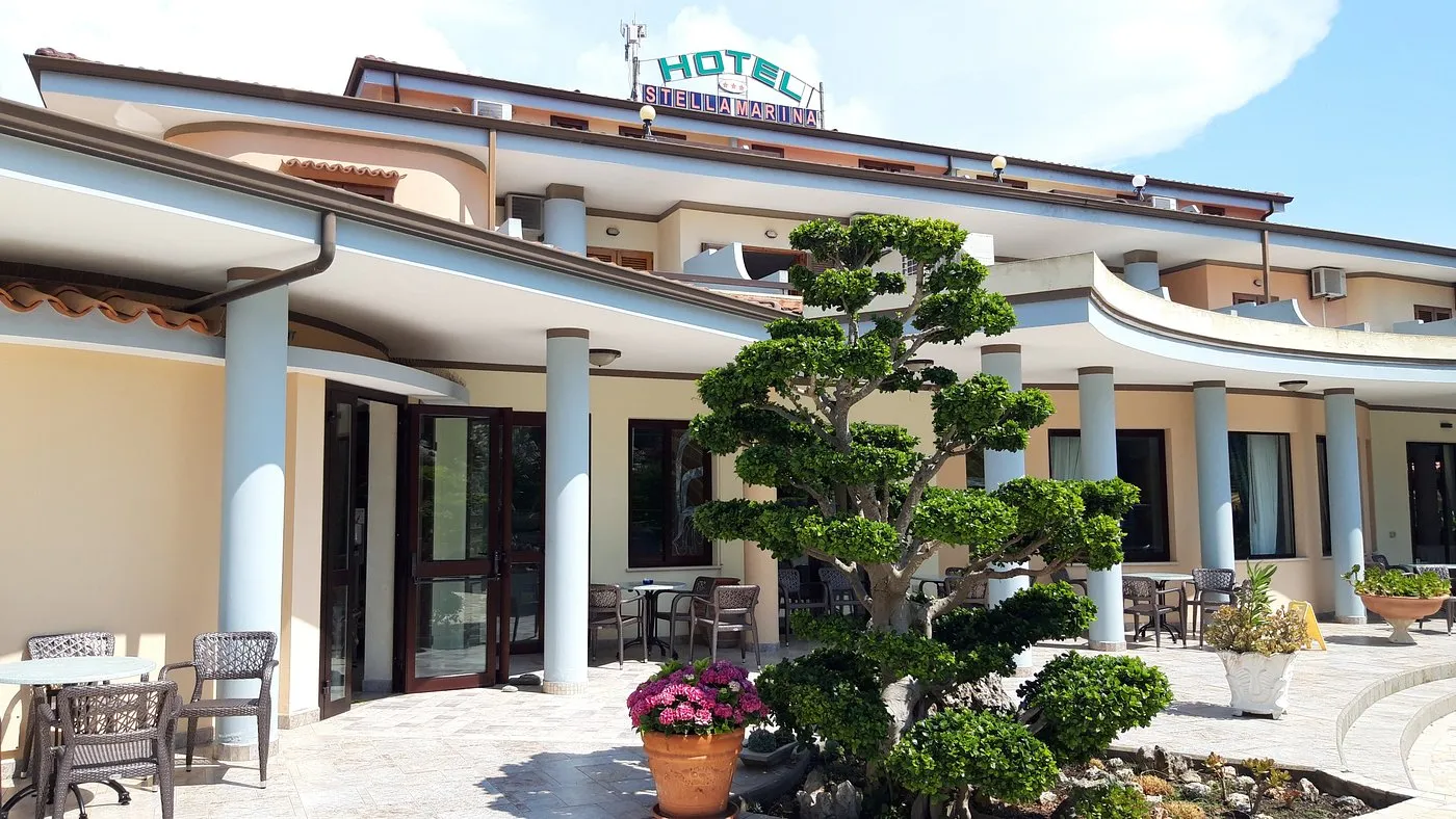 Ingresso dell'Hotel Stella Marina con colonne, terrazza e bonsai ornamentale