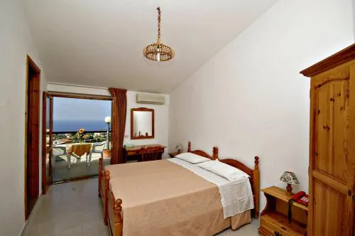Camera matrimoniale con balcone vista mare e arredi in legno