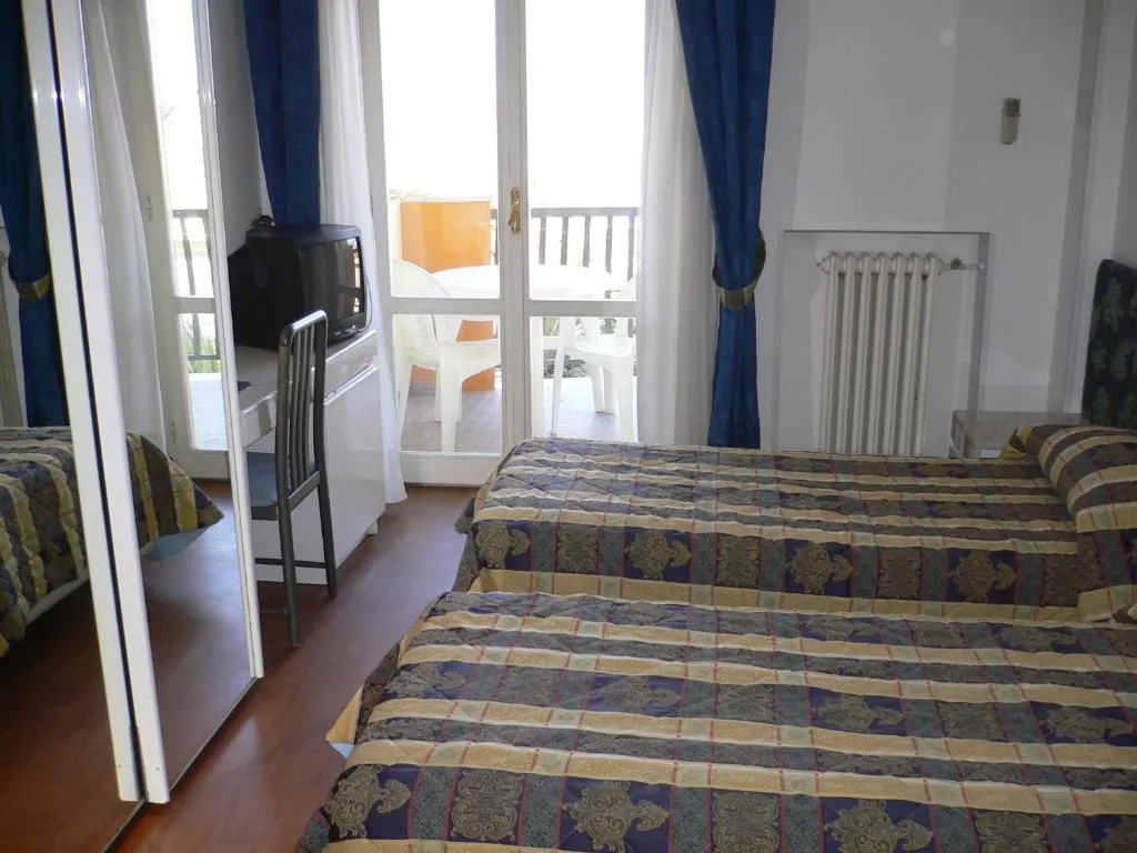 Camera con letti, scrivania e uscita su balcone con vista
