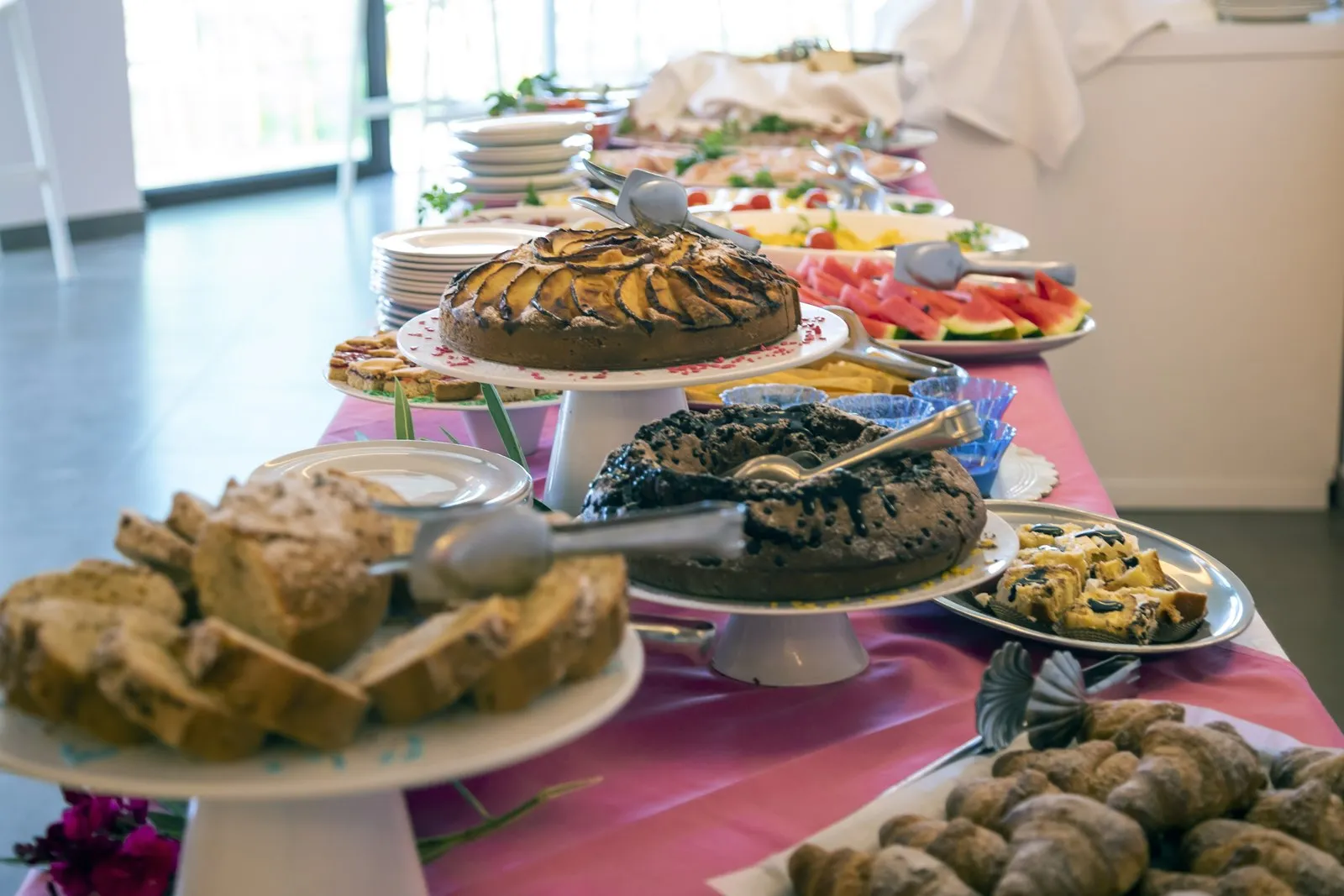 Buffet di dolci e torte con frutta fresca nella sala ristorante