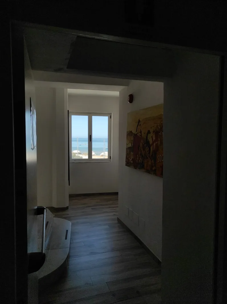 Corridoio interno con finestra affacciata sul mare