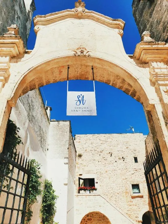 Arco d'ingresso in pietra con insegna Dimora Sant'Anna