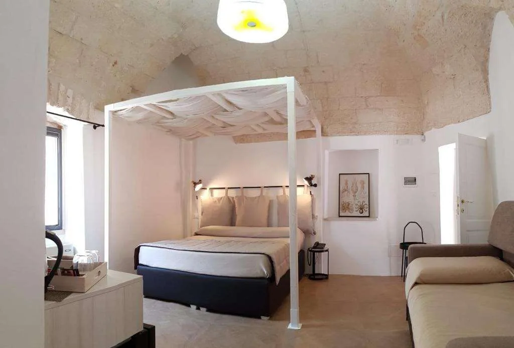 Camera spaziosa con letto a baldacchino e soffitto in pietra a volta