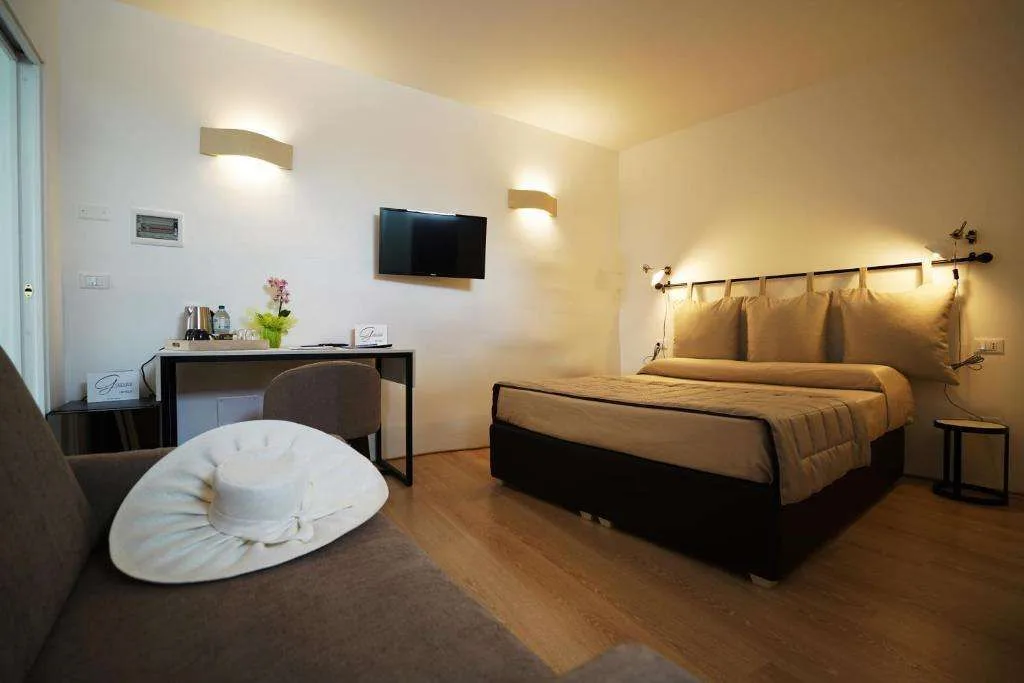 Camera moderna con letto matrimoniale, TV a parete e scrivania