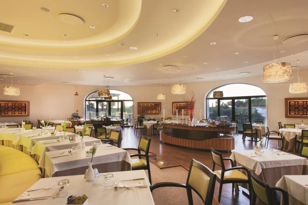 Sala ristorante elegante con tavoli apparecchiati e buffet centrale