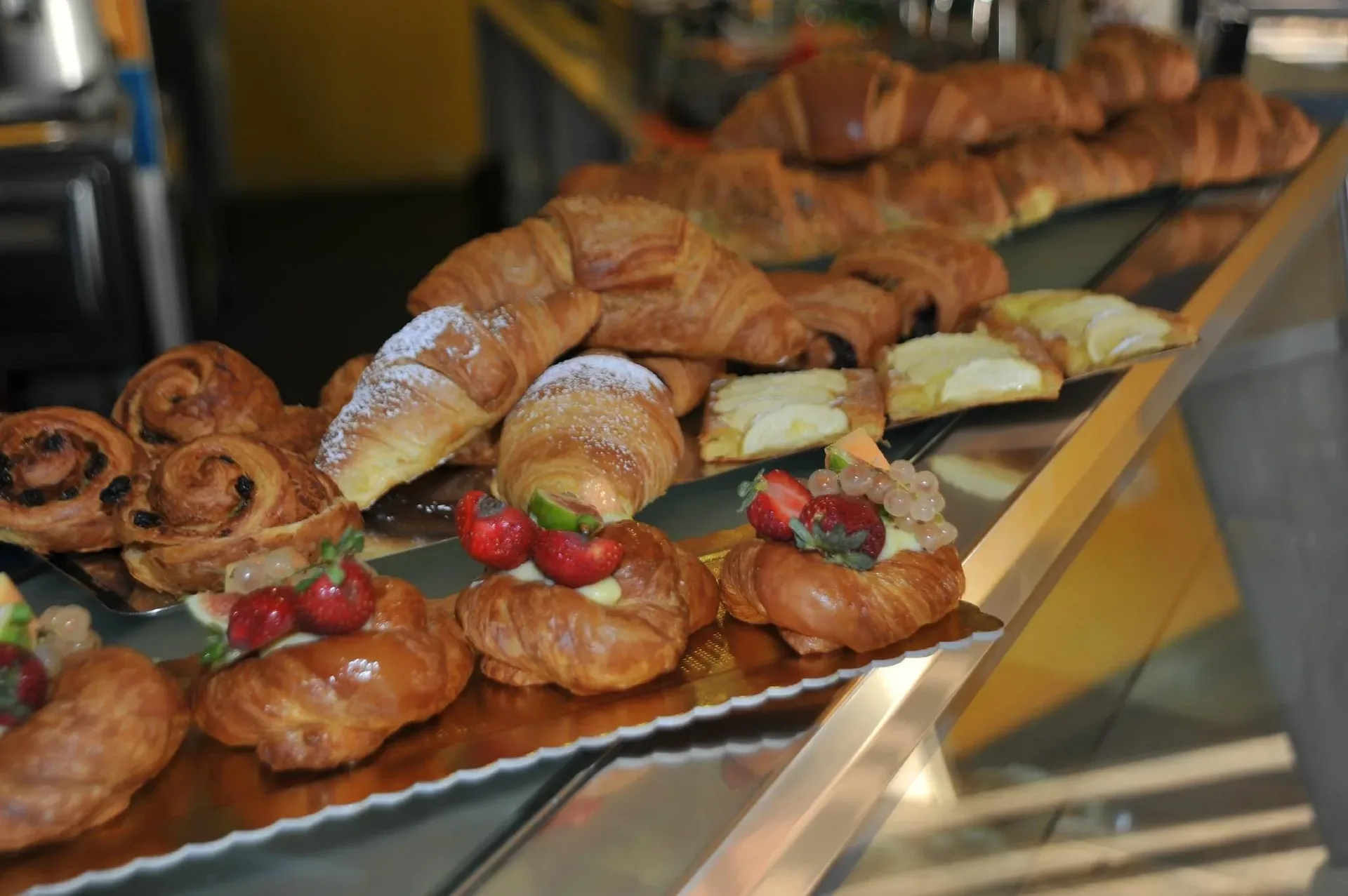 Vassoi di cornetti e dolci con fragole per la colazione a buffet