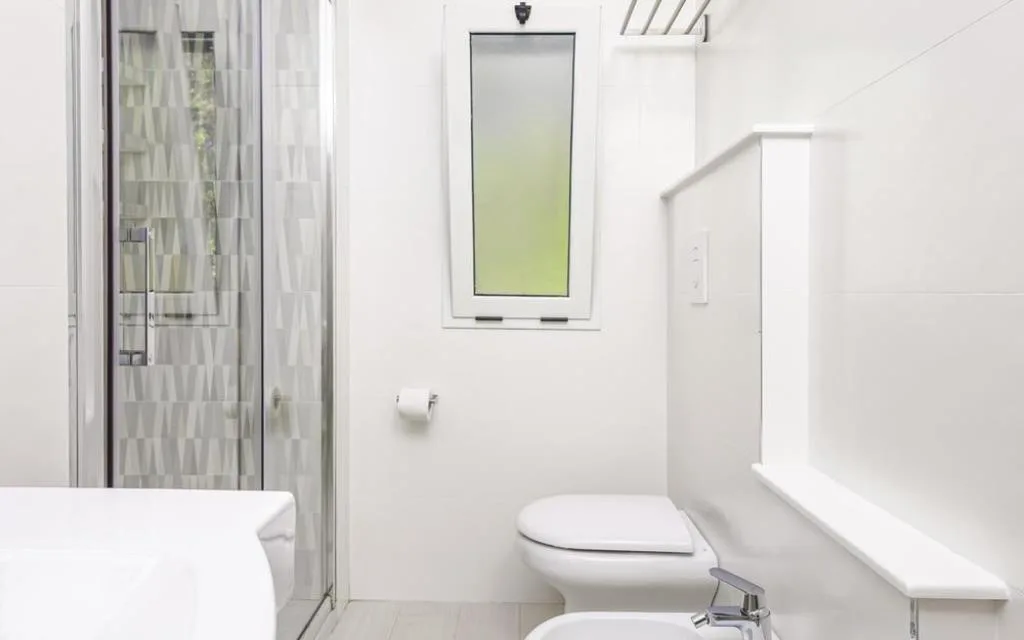 Bagno moderno bianco con doccia, WC e bidet