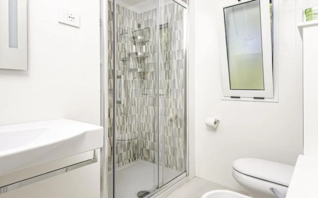 Bagno luminoso con doccia, lavabo, WC e bidet