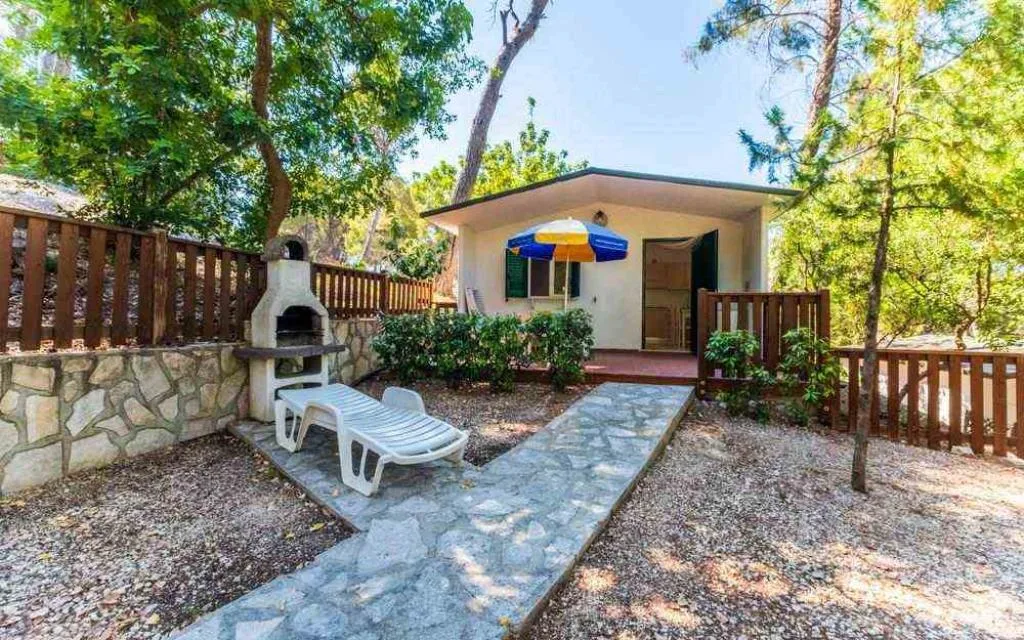 Bungalow con giardino, barbecue in muratura, sdraio e ombrellone