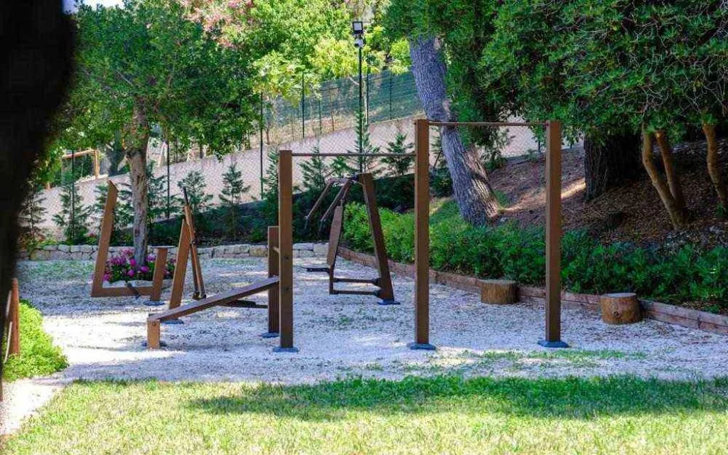 Area fitness all'aperto con attrezzi nel verde
