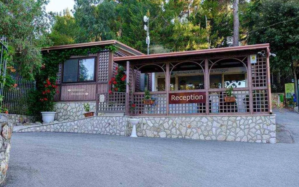 Reception del villaggio in legno e pietra immersa nel verde