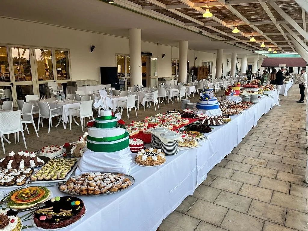 Ricco buffet di dolci e torte allestito su lungo tavolo