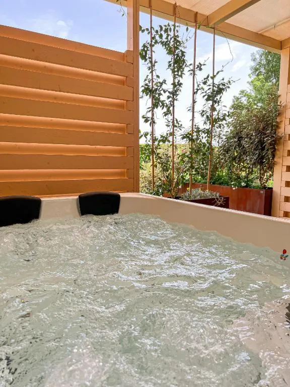 Vasca idromassaggio esterna privata con vista sul giardino