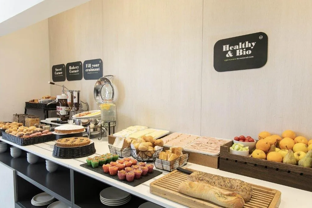 Buffet colazione con angolo healthy & bio, frutta fresca, pane e dolci