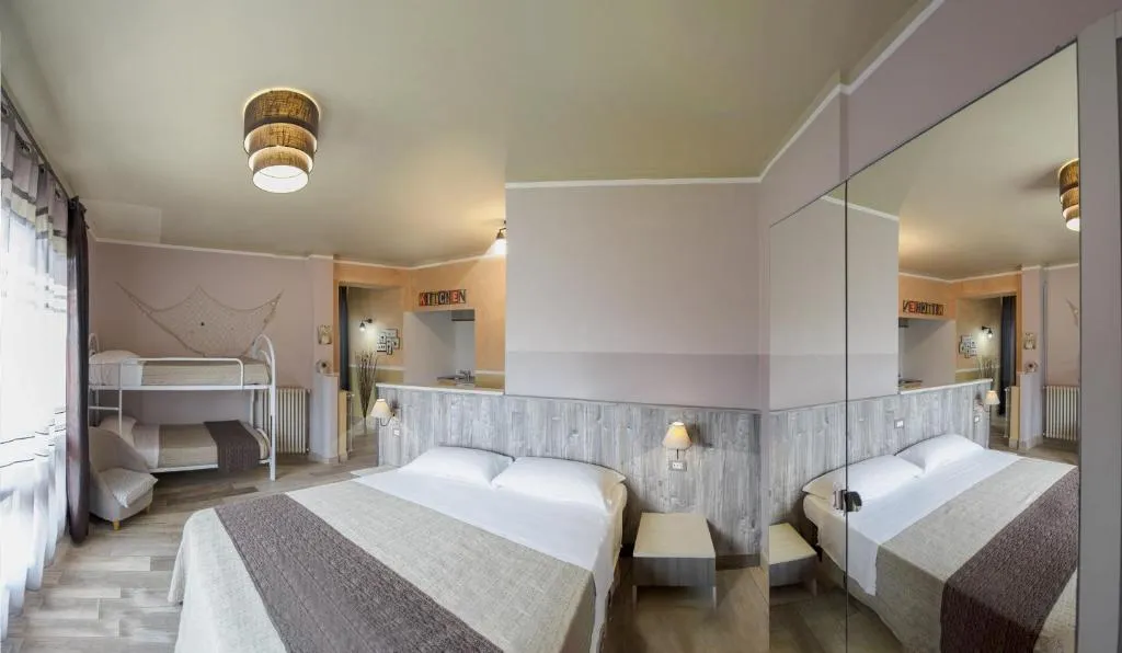 Camera familiare con letto matrimoniale e letto a castello