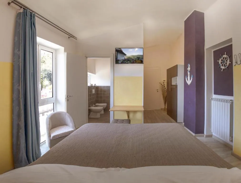 Camera con letto matrimoniale, bagno interno e decorazioni nautiche