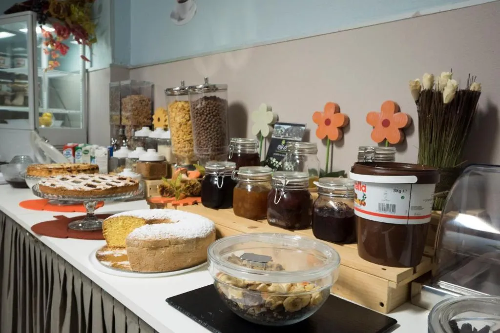 Buffet con dolci, cereali, marmellate e frutta secca