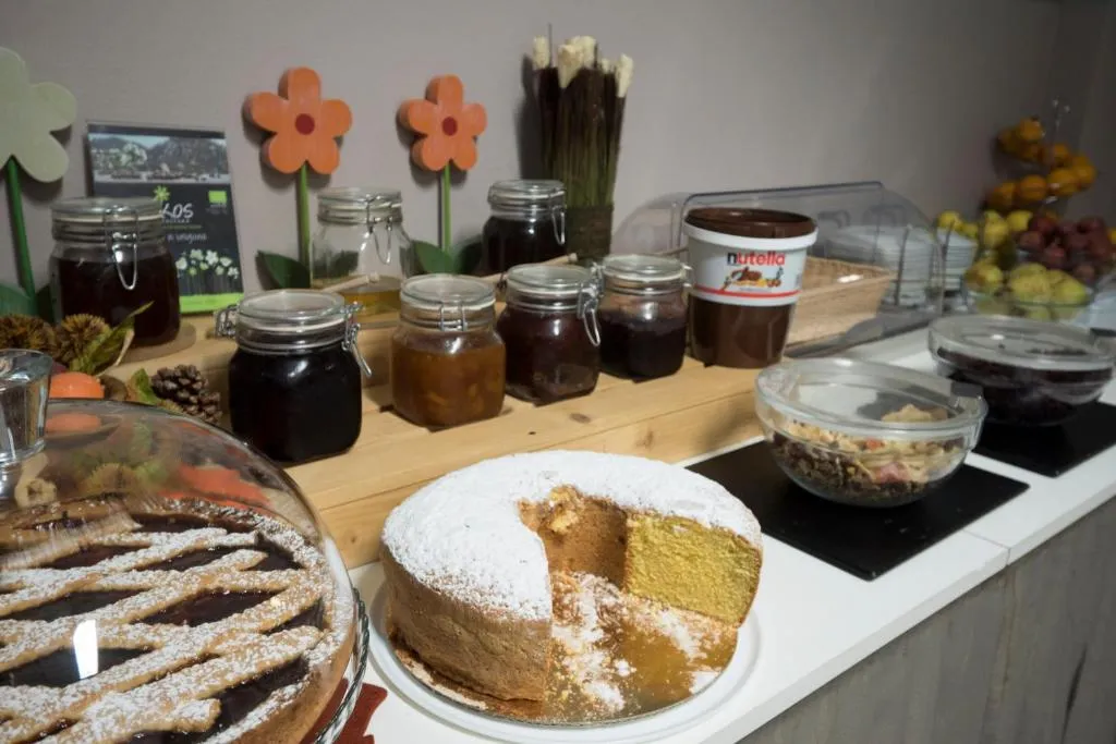 Buffet della colazione con torte fatte in casa, marmellate e Nutella