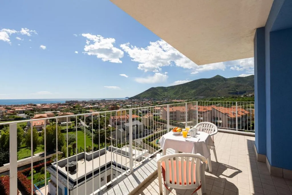 Ampio balcone con tavolo da colazione e vista panoramica su mare e montagne