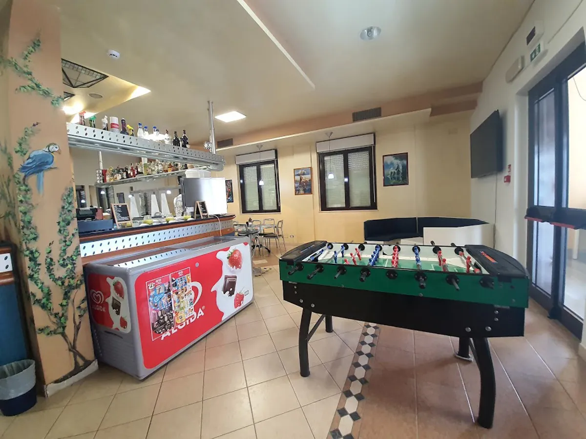 Area bar con biliardino e frigo gelati