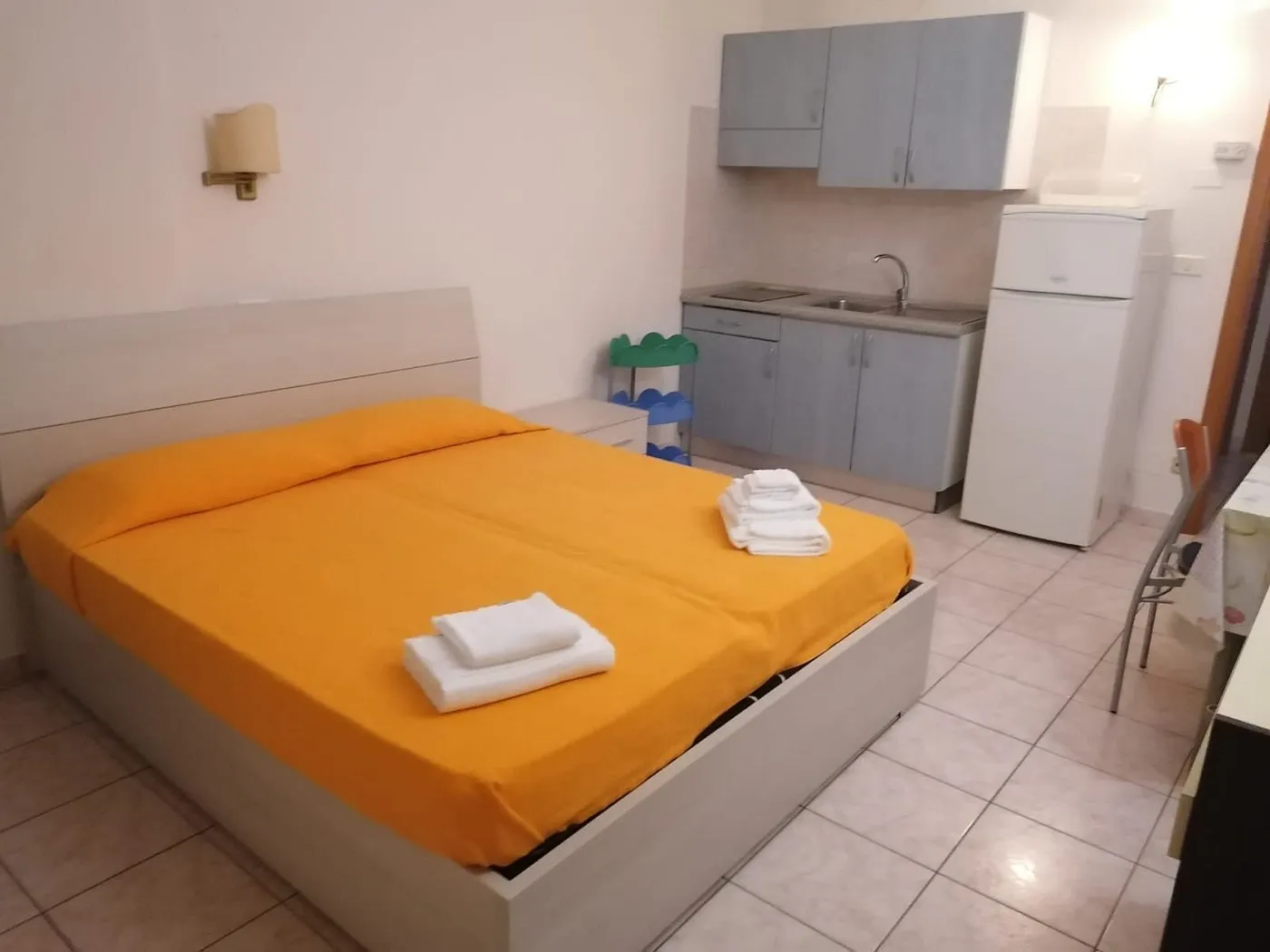 Monolocale con letto matrimoniale e angolo cottura attrezzato