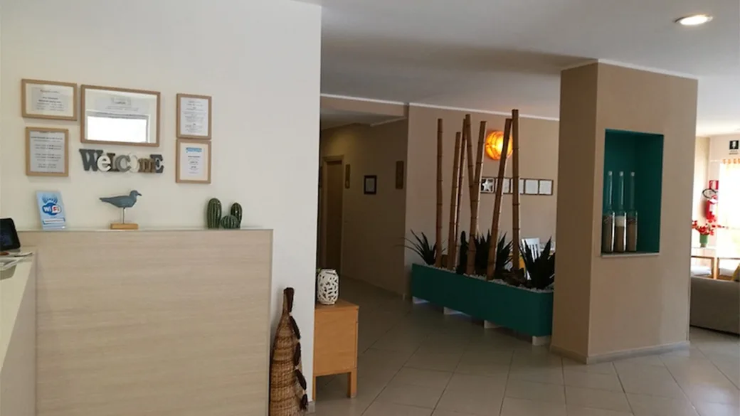 Reception dell'hotel con bancone e decorazioni in stile marino