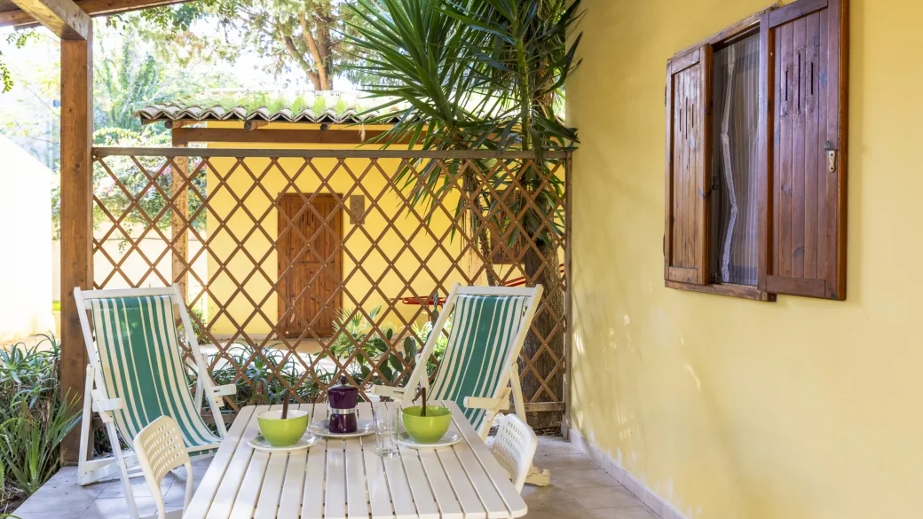 Terrazza privata di una camera con sdraio e tavolo da pranzo