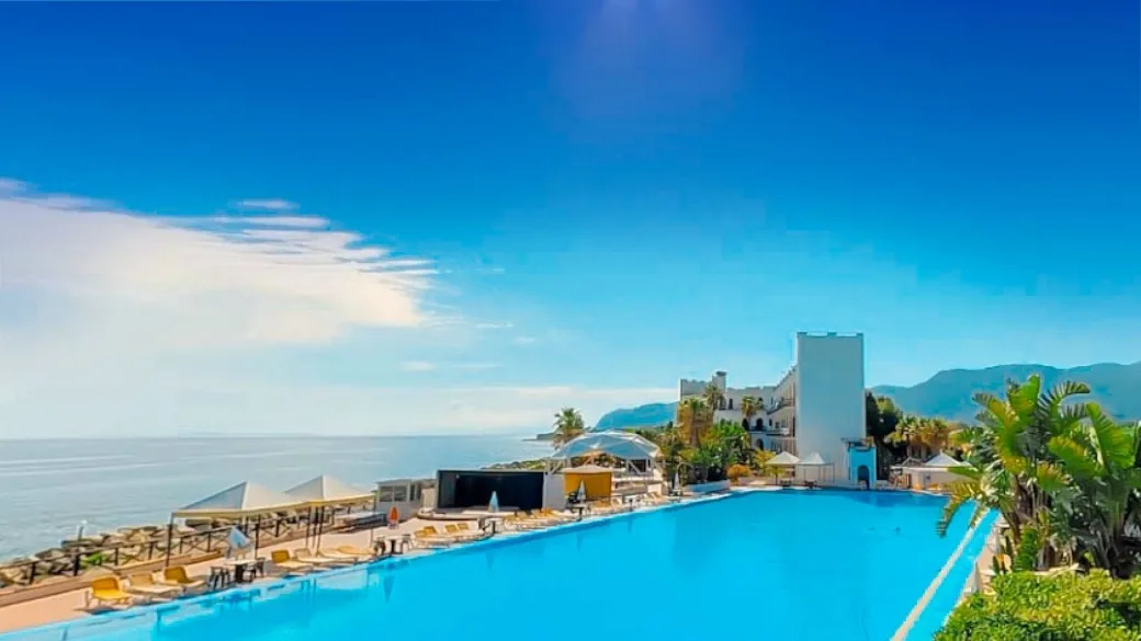 Ampia piscina con vista panoramica sul mare e cielo azzurro
