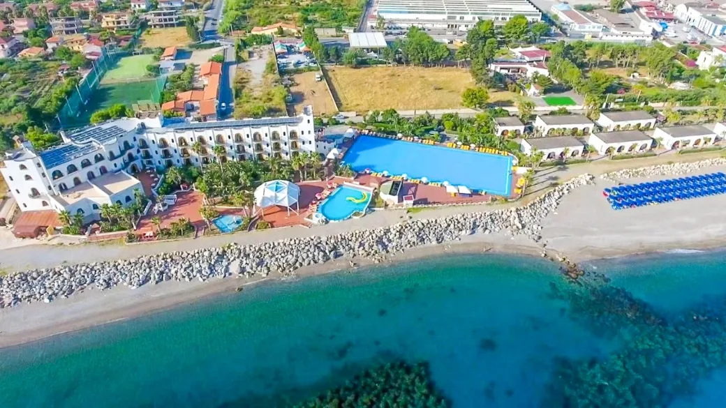 Veduta aerea dell'hotel con piscine, area giochi acquatici e spiaggia