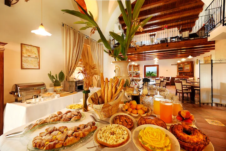Ricca colazione a buffet con dolci, pane e frutta fresca nella sala