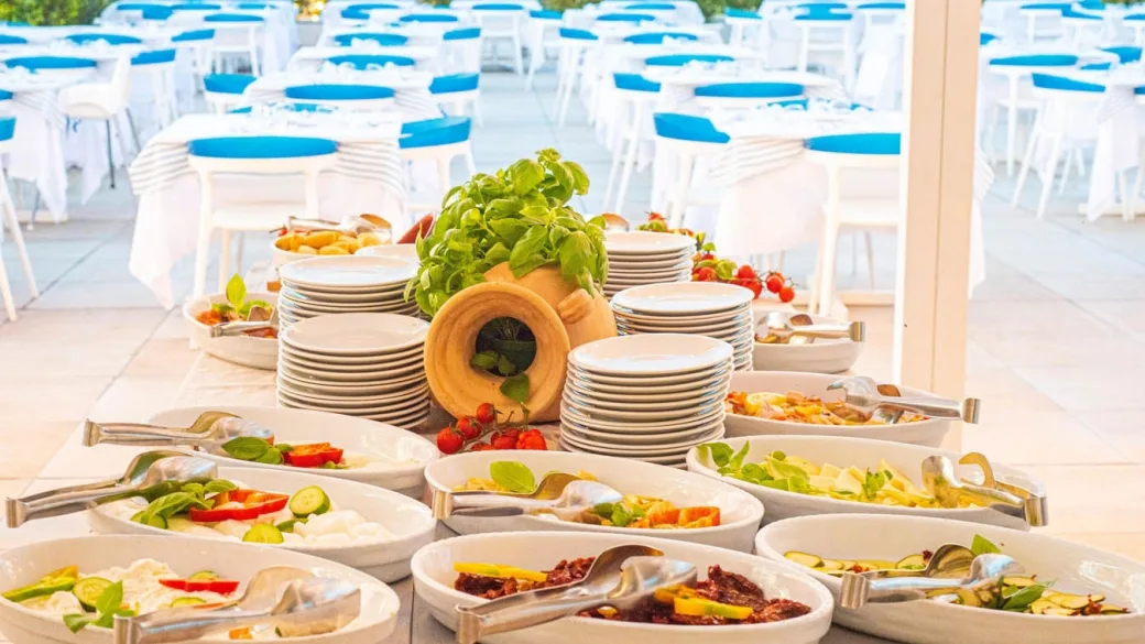 Buffet con piatti di antipasti freschi e verdure nel ristorante all'aperto
